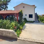 Stunning Apartment In Brodarica Apartament