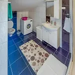 Stunning Apartment In Brodarica بروداريكا