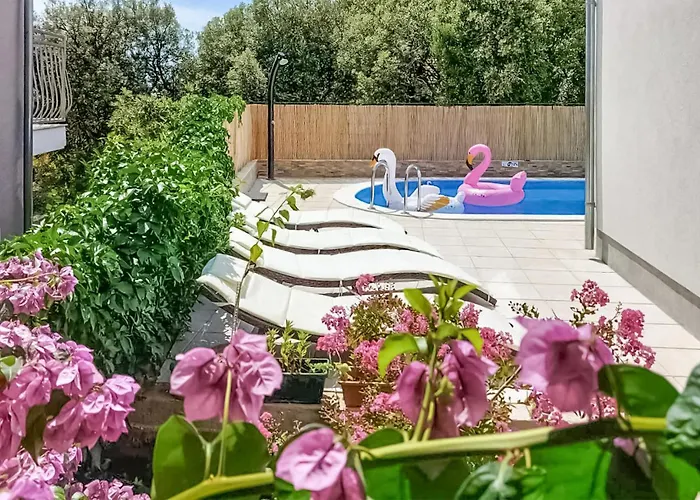 Stunning Apartment In Brodarica Apartment *